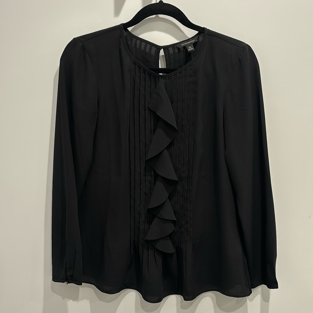 Blouse with pleated detail on front and back, ruffle front